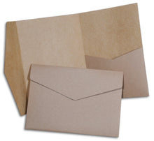Laden Sie das Bild in den Galerie-Viewer, Pocketfold Set Kraftpapier B6 mit passenden Umschlägen für deine Hochzeitseinladung!